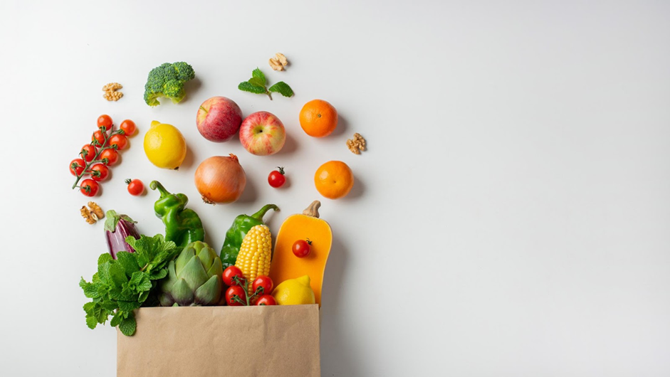 frutta e verdura colorata nel sacchetto